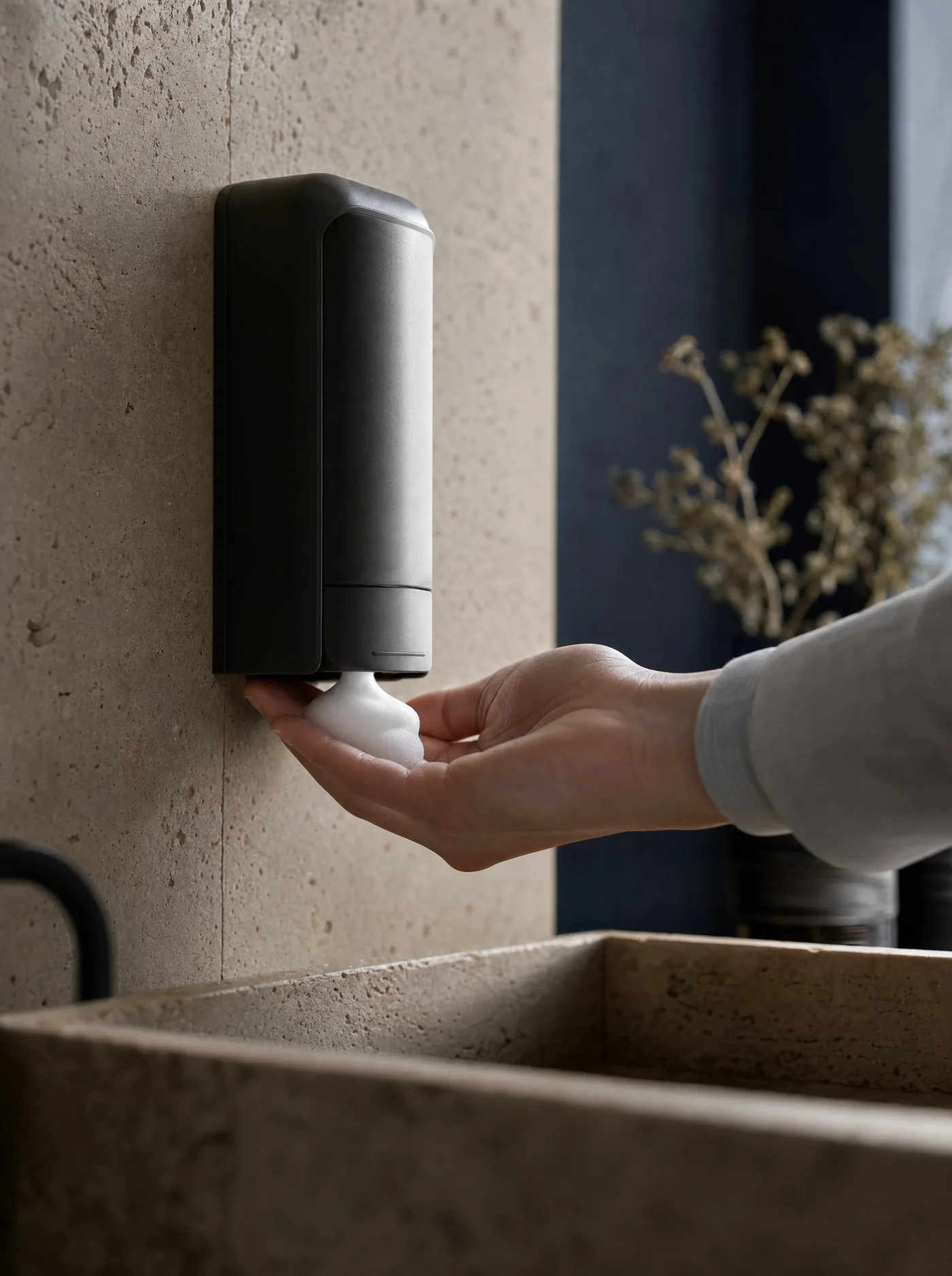 Sanor foamzeepdispenser in gebruik, close-up
